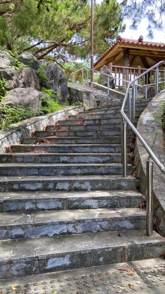 新都心公園（沖縄の杜北口側）_階段